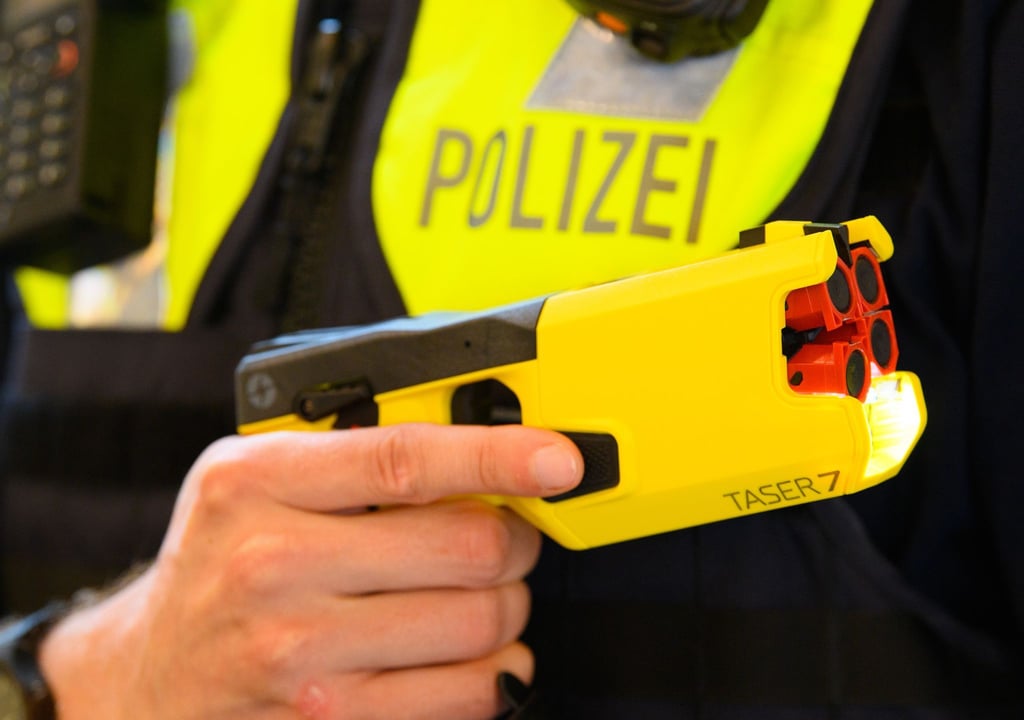 Die Brandenburger Polizei verfügt über mehrere Taser. (Symbolbild)