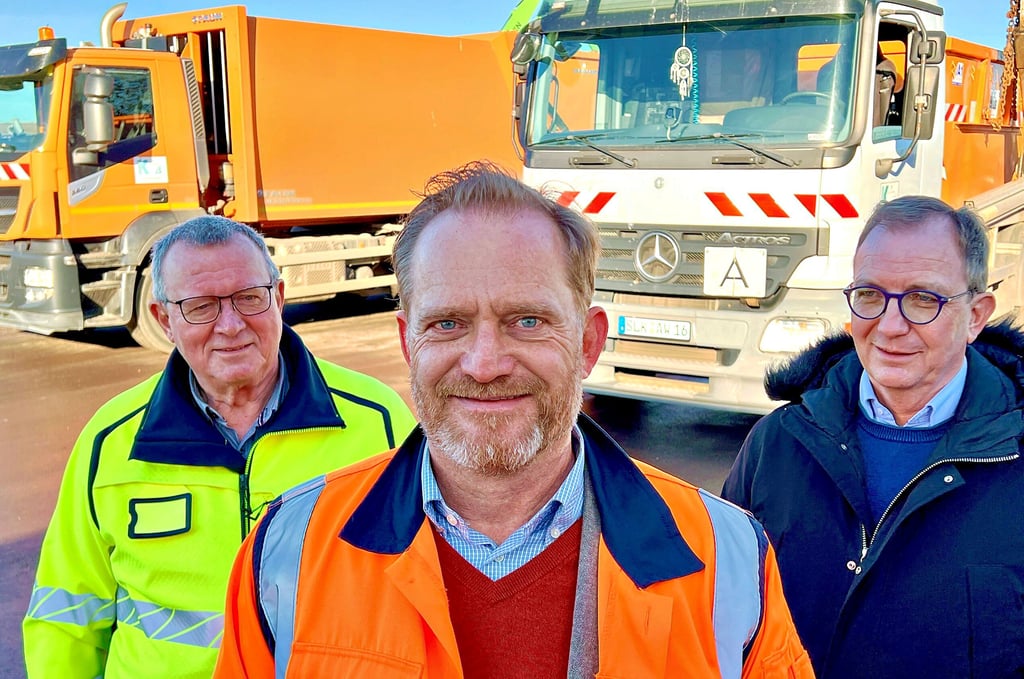 Dirk Trappe (Mitte) übernimmt im nächsten Jahr von Ralf Felgenträger (links) die Leitung des Kreiswirtschaftsbetriebes. Landrat Markus Bauer ist froh, einen Fachmann aus der Region für diesen Posten gewonnen zu haben.