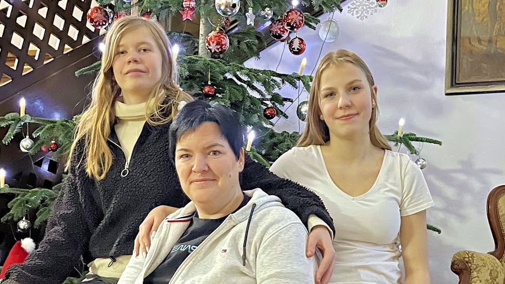 Jaqueline (links) und Ellen mit ihrer Erzieherin Michaela Pauke vor dem großen Weihnachtsbaum im Foyer des ehemaligen Köckter Gutshauses, das seit mehr als 50 Jahren ein Zuhause für Kinder und Jugendliche ist. 