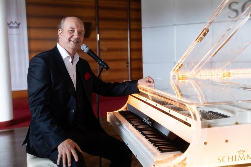 Peter C. Frank singt die populären Songs von Udo Jürgens am Original-Flügel des Künstlers.&nbsp;