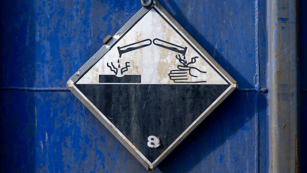 Unter anderem bei einem Gefahrgutaustritt auf der A2 hat das neue Mobile Brandschutztechnische Labor helfen können. (Symbolbild)