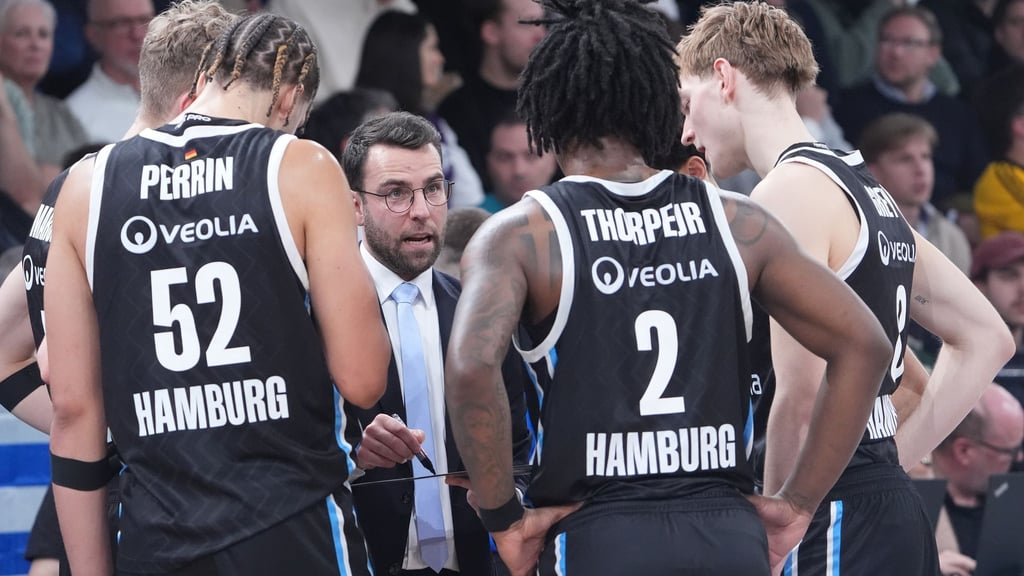 Hamburgs Basketballer und ihr Trainer Benka Barloschky. (Archivbild)