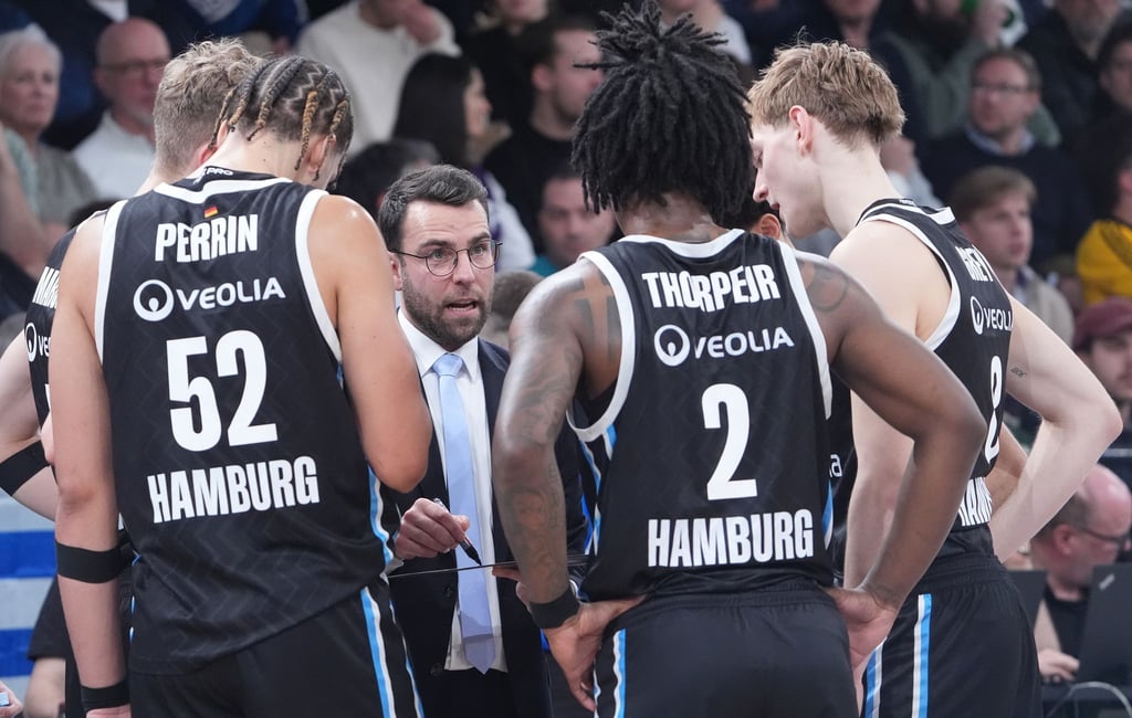 Hamburgs Basketballer und ihr Trainer Benka Barloschky. (Archivbild)