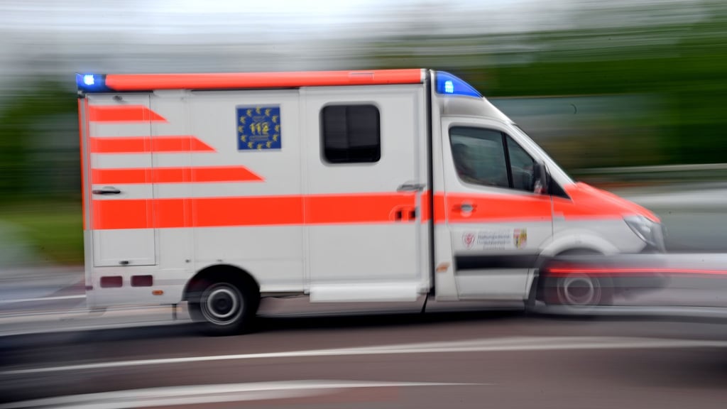 Ein Radfahrer erlag am Dienstagabend seinen schweren Verletzungen, die er bei einem Unfall mit einem Auto in der Börde erlitten hatte.