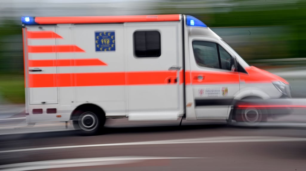 Ein Radfahrer erlag am Dienstagabend seinen schweren Verletzungen, die er bei einem Unfall mit einem Auto erlitten hatte.