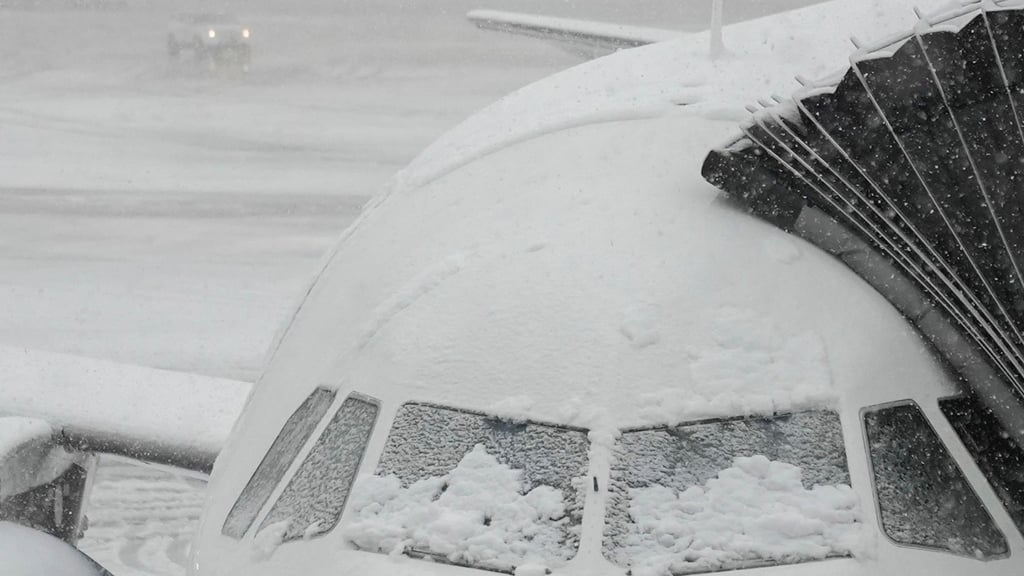 Hunderte Flüge von und nach New York wurden wegen heftigen Winterwetters gestrichen. (Symbolbild)