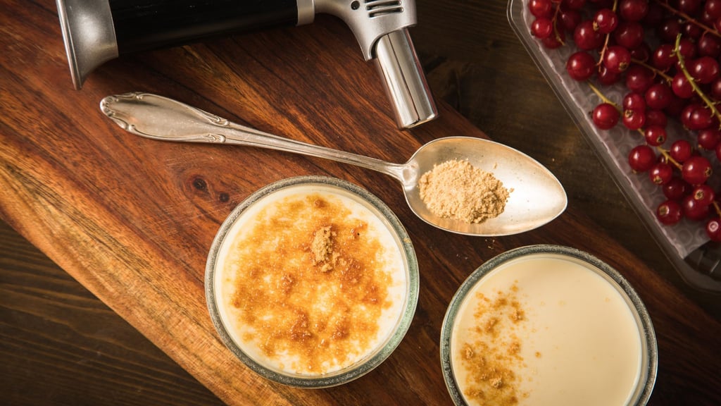 Für eine Crème brûlée ist der Flambierbrenner ein Muss. Nur so erzeilt man eine schöne goldbraune und krachend-knusprige Karamellschicht.