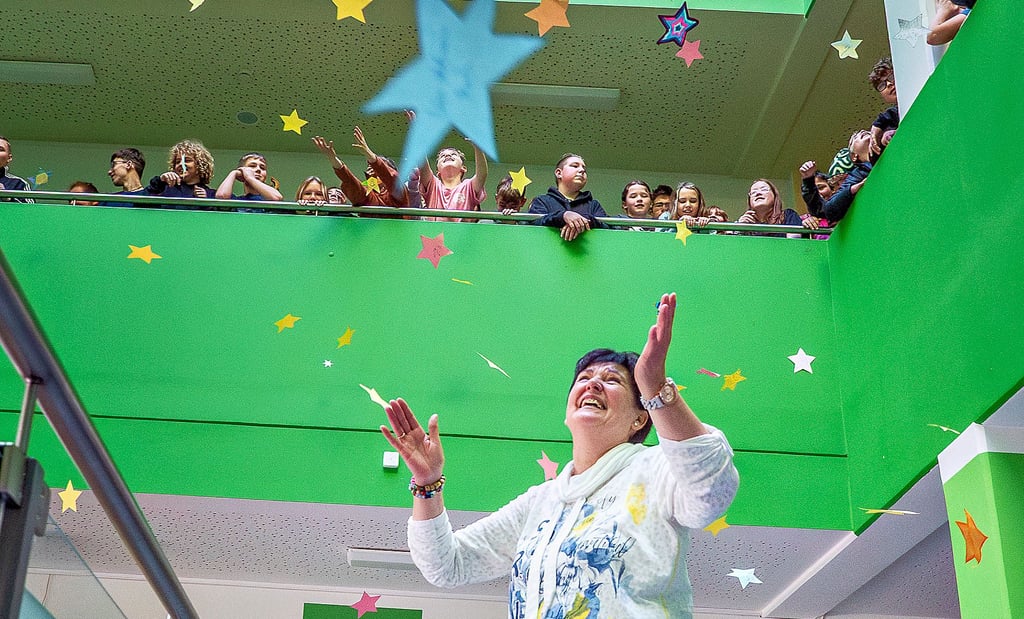 Eine emotionalere Verabschiedung ist kaum vorstellbar. Über 400 Schüler, Lehrer und viele, viele Eltern dankten Belinda Schubert für 35 Jahre unermüdlichen Einsatz an  Gommerns Sekundarschule „Fritz Heicke“.