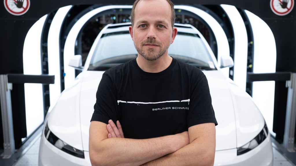 Der Werksleiter der Tesla-Fabrik in Grünheide, André Thierig, äußert sich zur Entlohnung. (Archivbild)