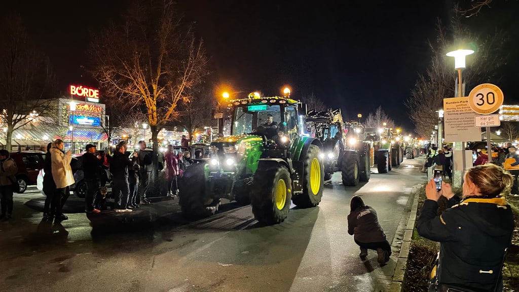 Mit geschmückten und bunt beleuchteten Traktoren werden Landwirte auch zu Neujahr 2026 wieder durch Magdeburg fahren: Die nächste Lichterfahrt steht an.