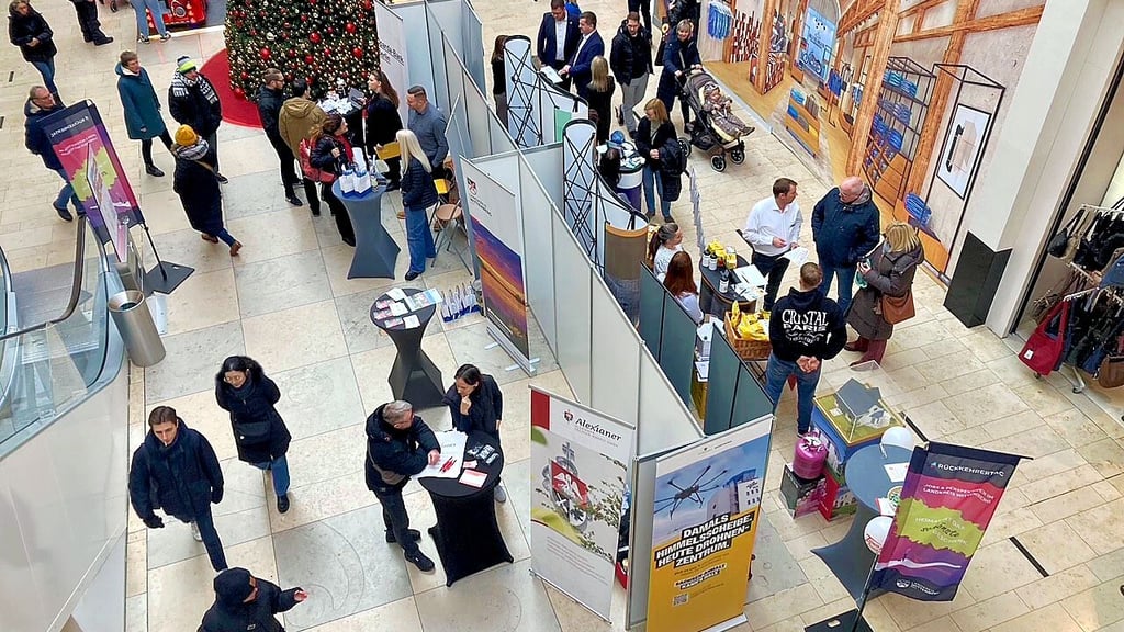 Auf beiden Etagen des Einkaufszentrums locken Messestände Interessierte an.