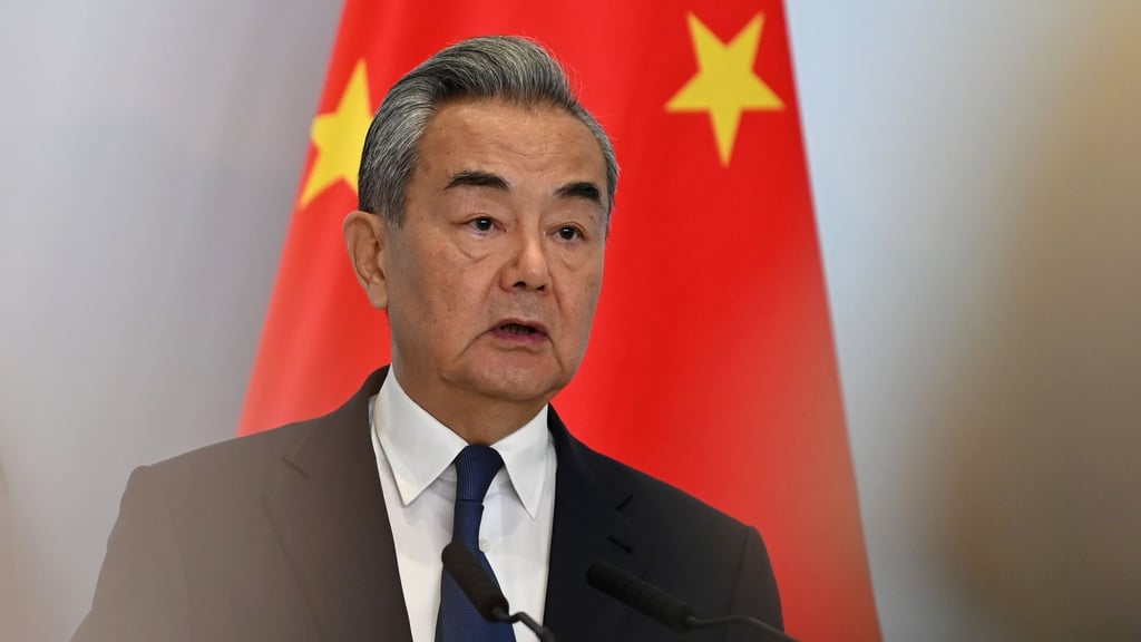 Chinas Außenminister Wang Yi hat Vertreter aus Thailand und Kambodscha eingeladen. Durch die Gespräche soll die Waffenruhe gefestigt werden. (Archivbild)