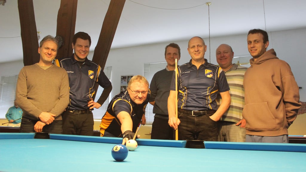 Zum Jubiläumsspiel sind die Mitglieder des Pool Billard Clubs „Fortuna Haldensleben“ in die Alte Fabrik gekommen. Gunnar Knorre mit dem Queue in der Hand ist seit der Gründung des Vereins vor 30 Jahren Vorsitzender. Jens Mucha (3. v. l.) zeigt, was er kann am Billardtisch. 