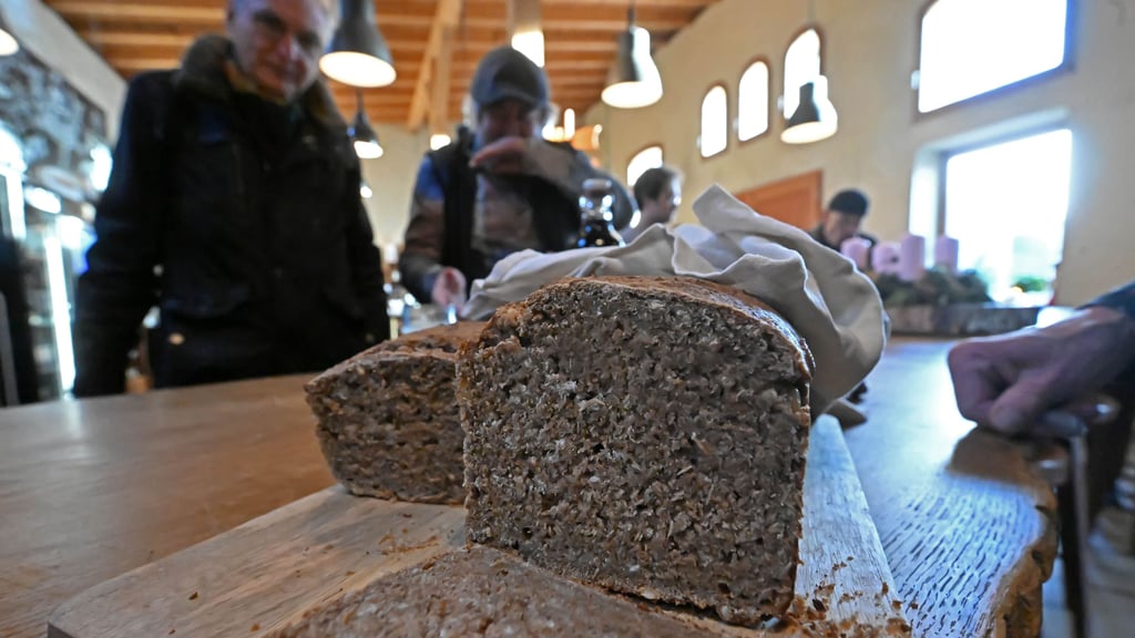 Das fertige Brot ist zum Verkosten angeschnitten und scheint gelungen.
