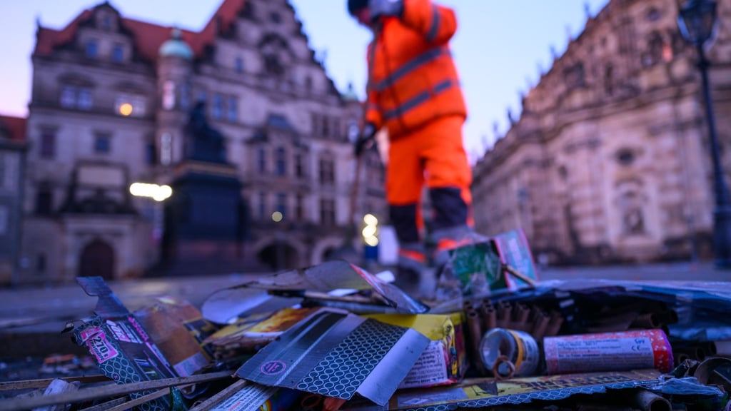Nach der Silvesternacht räumen Mitarbeitende der Stadtreinigung in der Dresdner Innenstadt tonnenweise Böllerreste, Raketenstiele und Glas von Straßen und Plätzen (Archivbild)