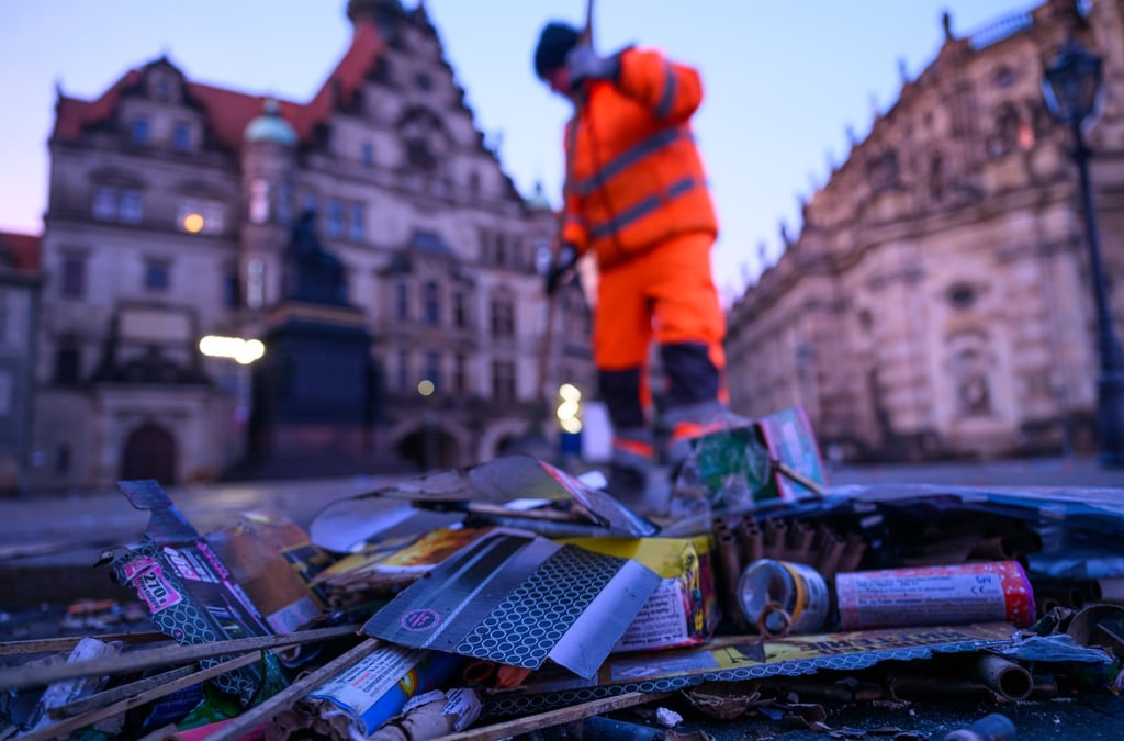 Nach der Silvesternacht räumen Mitarbeitende der Stadtreinigung in der Dresdner Innenstadt tonnenweise Böllerreste, Raketenstiele und Glas von Straßen und Plätzen (Archivbild)