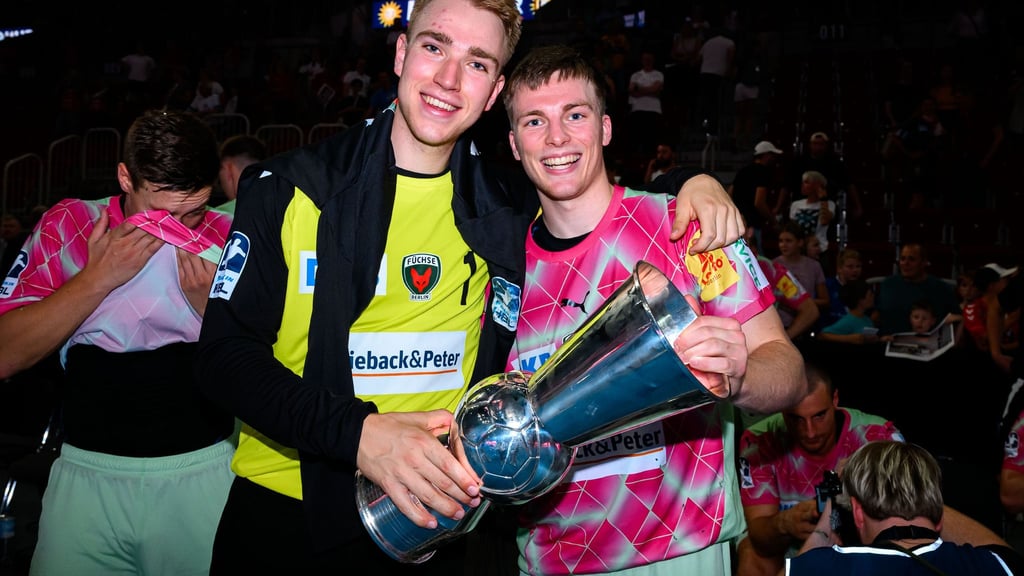 Torhüter Lasse Ludwig (l) und Nils Lichtlein jubeln 2024 nach dem Gewinn des Supercup.