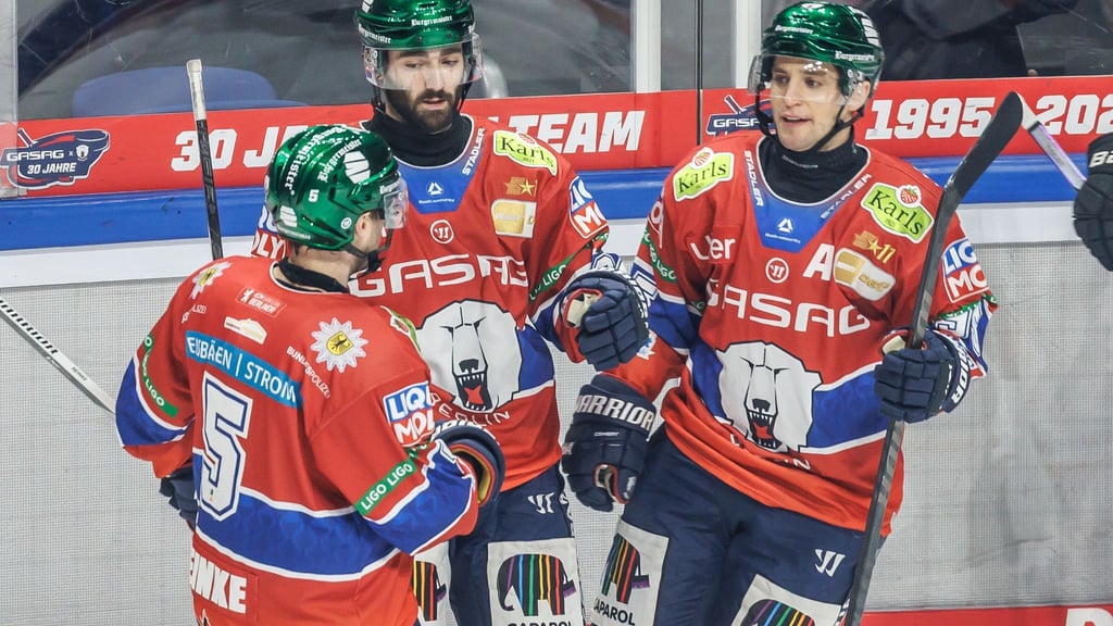 Liam Kirk (m.) und Frederik Tiffels (r.) zählten beim Heimsieg der Eisbären Berlin gegen die Nürnberg Ice Tigers zu den Torschützen.