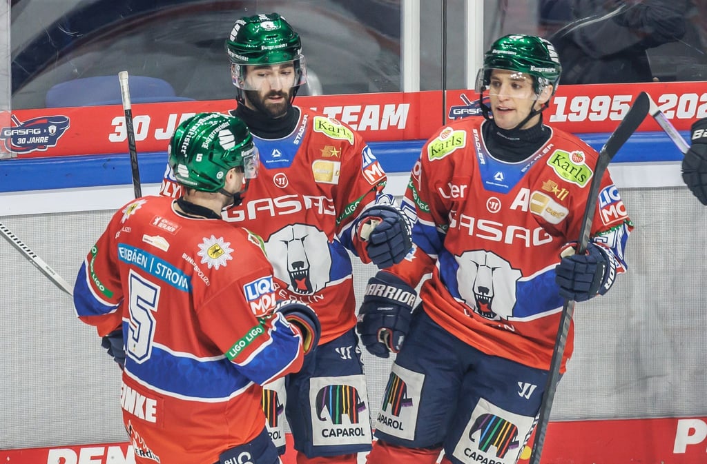 Liam Kirk (m.) und Frederik Tiffels (r.) zählten beim Heimsieg der Eisbären Berlin gegen die Nürnberg Ice Tigers zu den Torschützen.