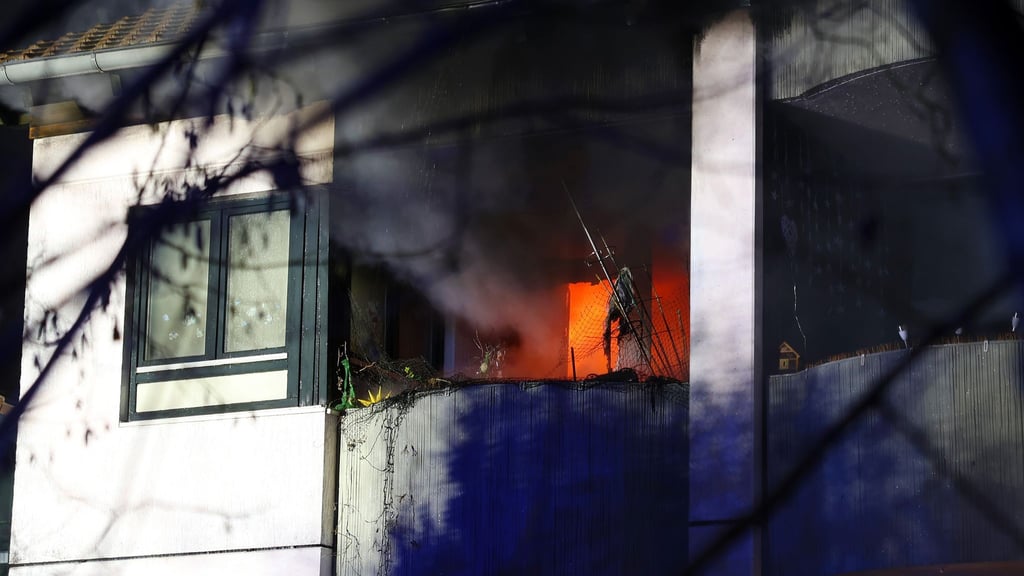 Bei einem Wohnungsbrand in Göttingen ist eine Frau lebensbedrohlich verletzt worden.