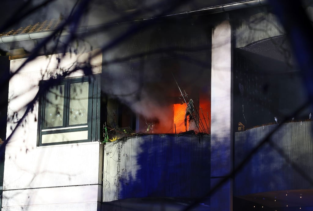 Bei einem Wohnungsbrand in Göttingen ist eine Frau lebensbedrohlich verletzt worden.