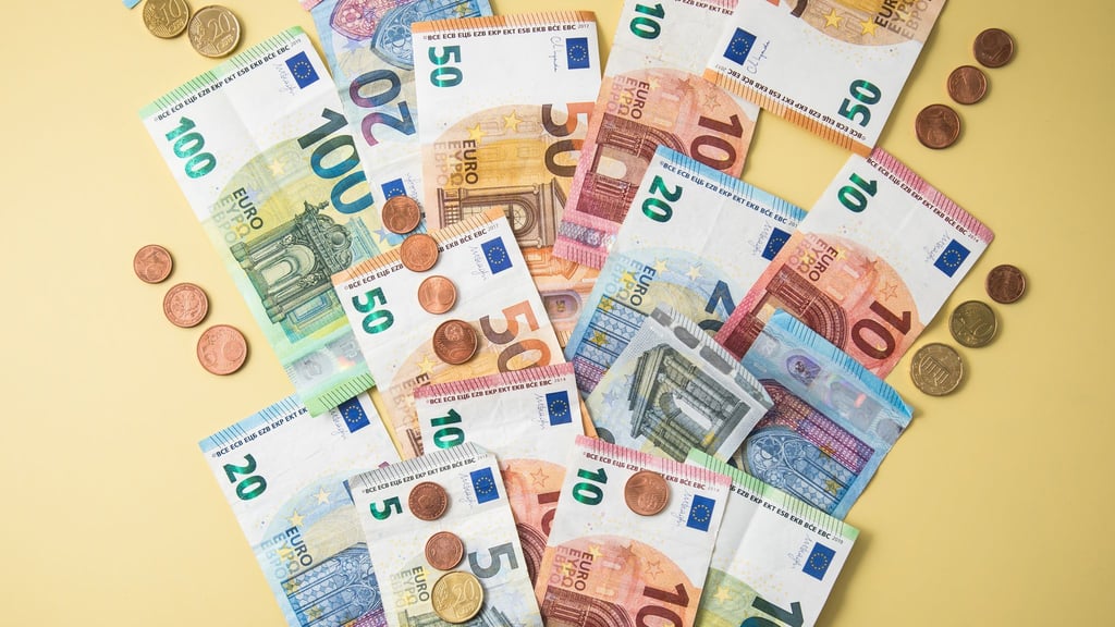 Regelmäßig mehr Geld? In vielen Fällen müssen Beschäftigte dafür eigenständig mit dem Arbeitgeber verhandeln.