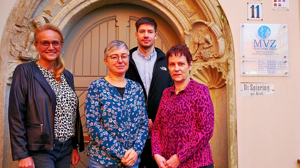 Das neue MVZ geht  in Perleberg an den Start. Der medizinische Leiter und Allgemeinmediziner Nicolas Wind (hinten) sowie Kathrin Briege, Nicole Marquardt und Ricarda Ebel (von links) freuen sich auf die ersten Patienten. 