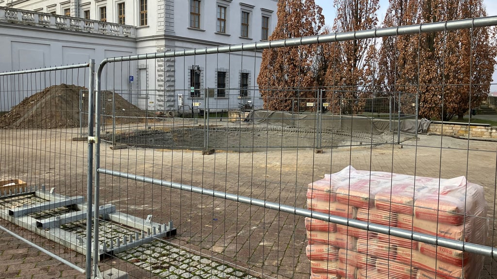 Auf dem Vorplatz des Weißenfelser Schlosses entsteht eine Löschwasserzisterne.