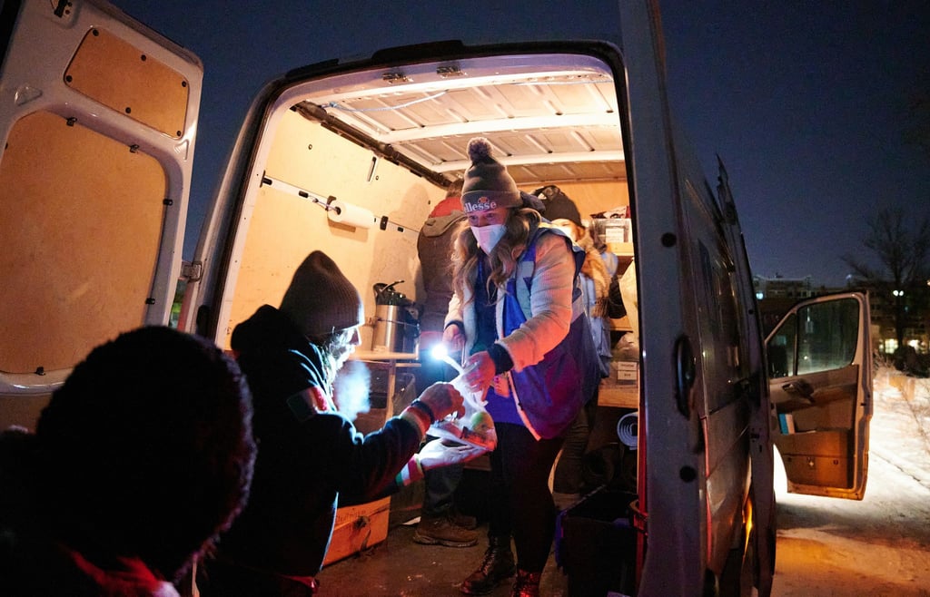 Die Stadtmission hatte in Berlin drei Kältebusse, die wohnungslosen Menschen helfen - nun ist einer völlig ausgebrannt, ein zweiter muss repariert werden. (Archivbild)