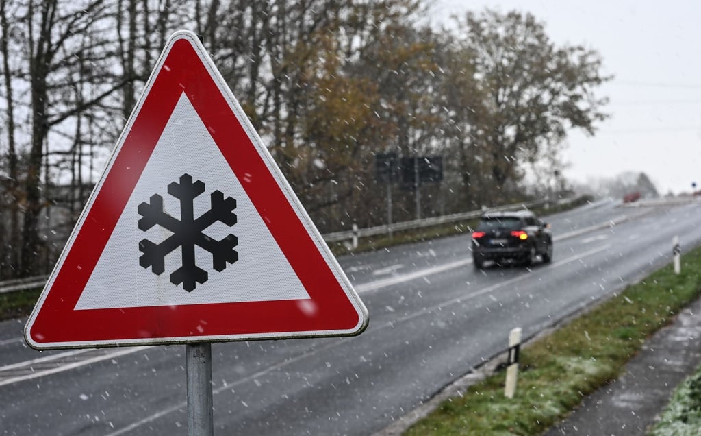 Glatte Straßen haben am Wochenende in Niedersachsen zu mehreren Unfällen geführt. (Symbolbild)