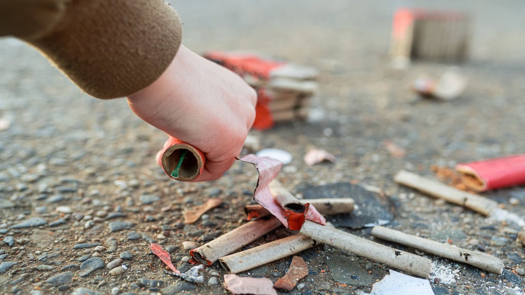Auf den richtigen Umgang mit Feuerwerkskörper setzt auch die Feuerwehr in Genthin. So wie in den Vorjahren möchten die Einsatzkräfte einen ruhigen Abend im familiären Kreis verbringen. 