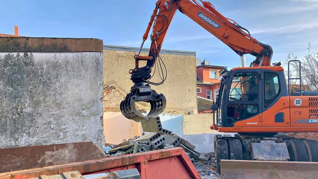 Der Abriss der alten Werkstatt ist voll im Gange. Seit dem 2. Dezember rollen die Bagger.