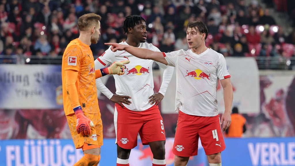 Bitshiabu mit Keeper Gulácsi und Willi Orban.