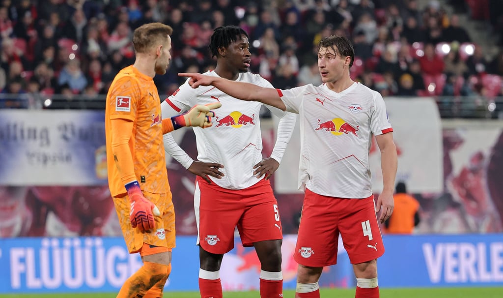 Bitshiabu mit Keeper Gulácsi und Willi Orban.