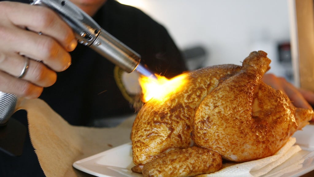 Geflügel lässt sich mit dem Bunsenbrenner vielleicht etwas nachbräunen. Richtig knusprig bekommt man Ente und Co. eher nicht. Die rasche Hitze würde laut Lafer die Haut zu schnell schwarz machen.