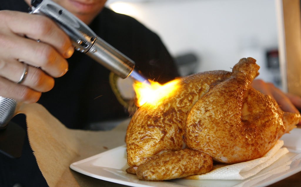 Geflügel lässt sich mit dem Bunsenbrenner vielleicht etwas nachbräunen. Richtig knusprig bekommt man Ente und Co. eher nicht. Die rasche Hitze würde laut Lafer die Haut zu schnell schwarz machen.