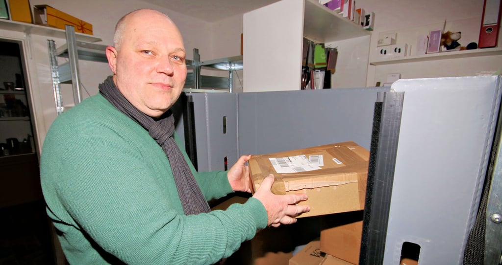 Bis zu 500 Pakete pro Tag sind während der (Vor-)Weihnachtszeit bei Heiko Neuling angekommen. Er betreibt eine Poststation in der Loewestraße in Calbe.