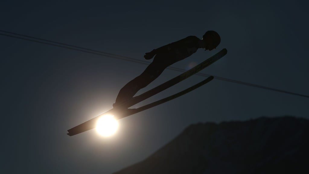 Karl Geiger legt einen schwachen Quali-Sprung hin.