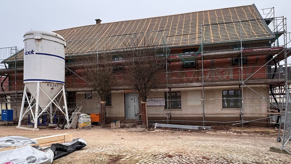 Auch von außen erkennbar – die Arbeiten am Bürgerhaus Ströbeck (Landkreis Harz) nähern sich dem Ende.