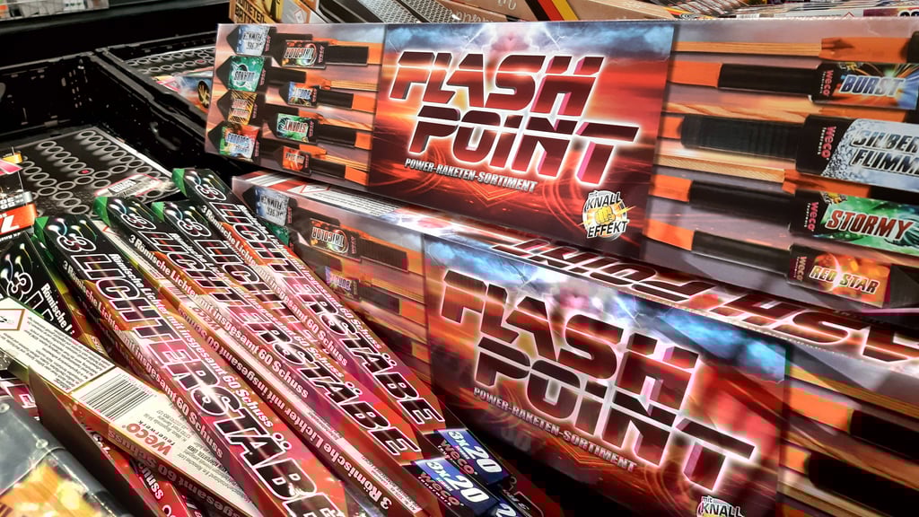 Pyrotechnik wurde auf einem Supermarkt-Parkplatz in Hettstedt gestohlen. 