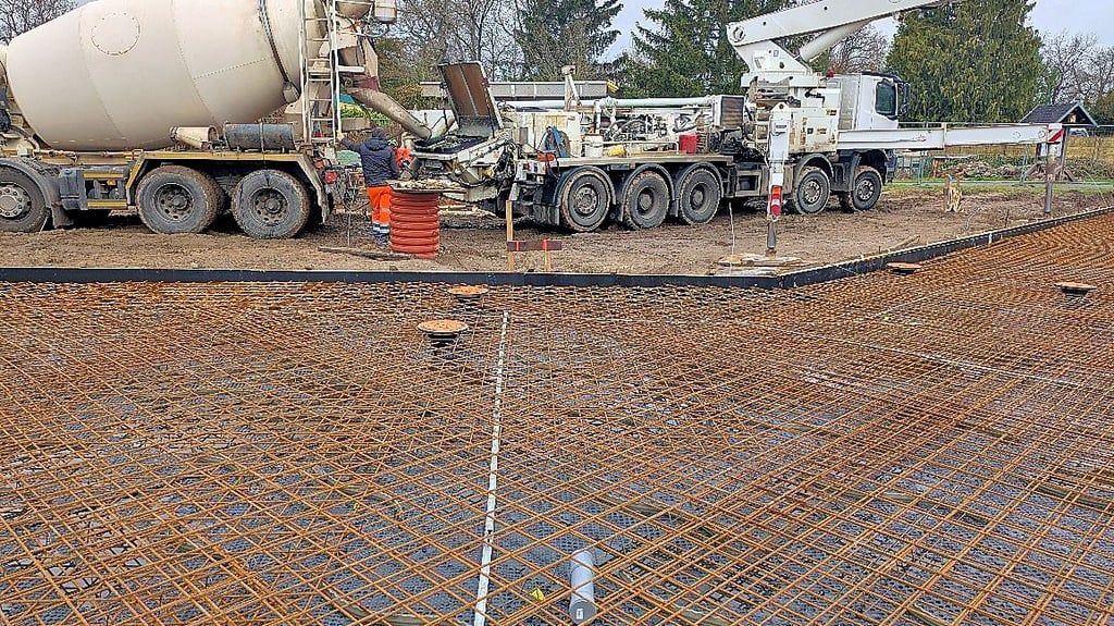 Der Beton für den Grundstein des Ersatzneubaus wurde am 10. Dezember gegossen – nicht ohne Zeitkapsel (graue Kartusche im Vordergrund) und das Bitten um Gottes Segen.