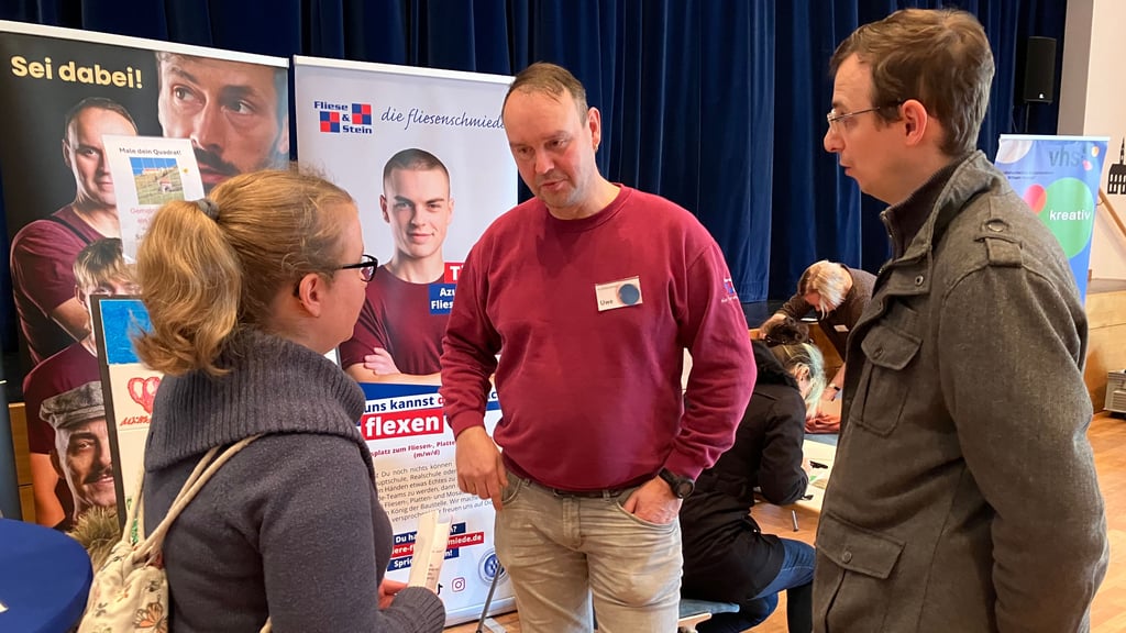 Beim Rückkehrertag in Hohenmölsen im Gespräch: Anja Bergemann, Unternehmer Uwe Wieden und Steven Rudolph (von links).