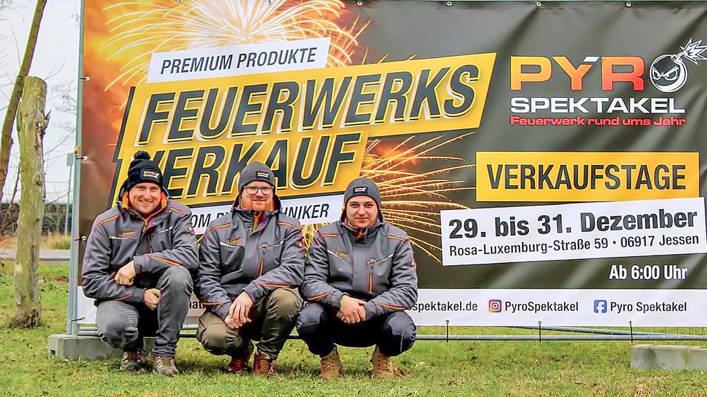 Martin und Ulrich Lehmann sowie  Gino Klick (von links) sind die  noch junge Firma „Pyro Spektakel“ in Jessen. 