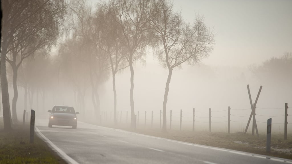 Auf Niedersachsens Straßen ist wegen Nebel und Glättegefahr besondere Vorsicht geboten. (Archivbild)