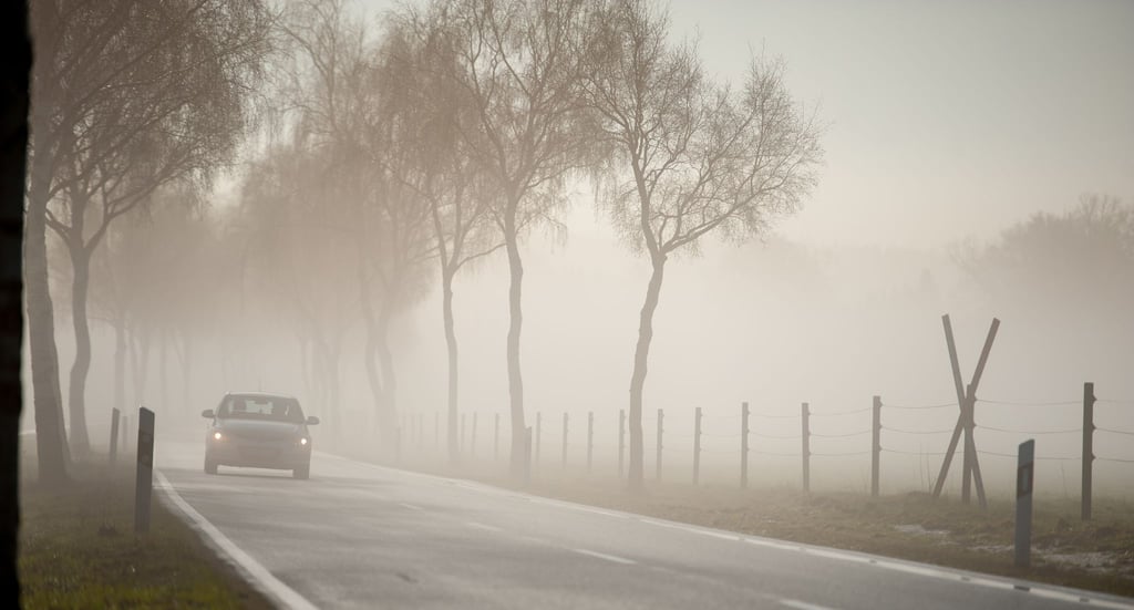 Auf Niedersachsens Straßen ist wegen Nebel und Glättegefahr besondere Vorsicht geboten. (Archivbild)