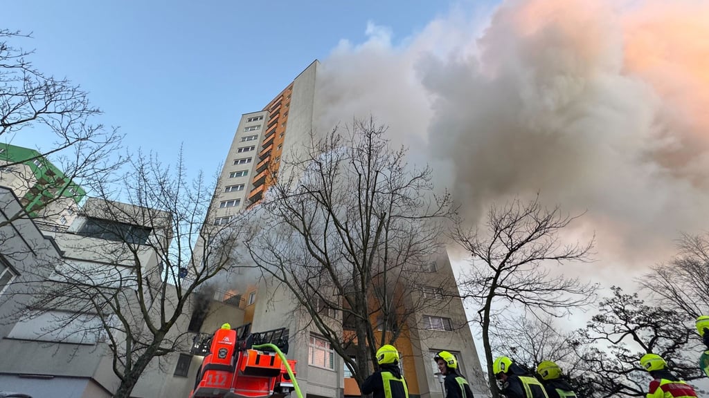 Die Feuerwehr hat den Brand in einem Hochhaus in Berlin-Spandau gelöscht.