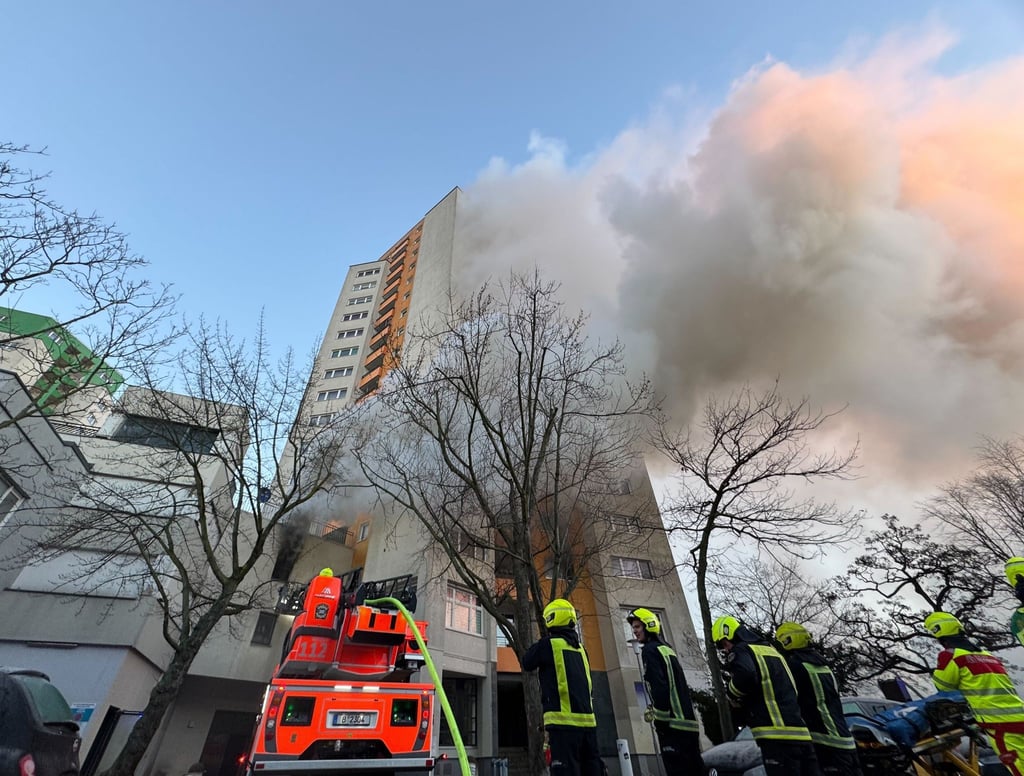 Die Feuerwehr hat den Brand in einem Hochhaus in Berlin-Spandau gelöscht.