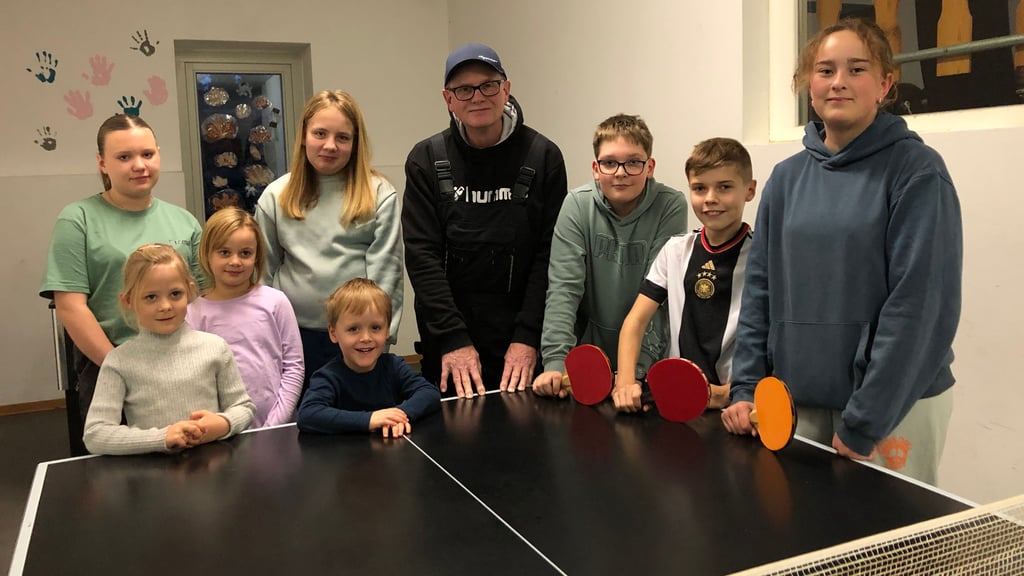 Heiko Schmidt (Mitte) betreut den wiedereröffneten Jugendclub in Emseloh.