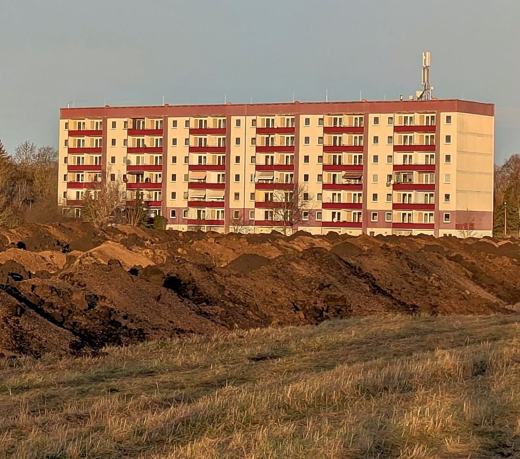 Dieser Plattenbau in der Magdeburger Straße in Schönebeck wurde für 674.000 Euro bei einer Versteigerung verkauft.