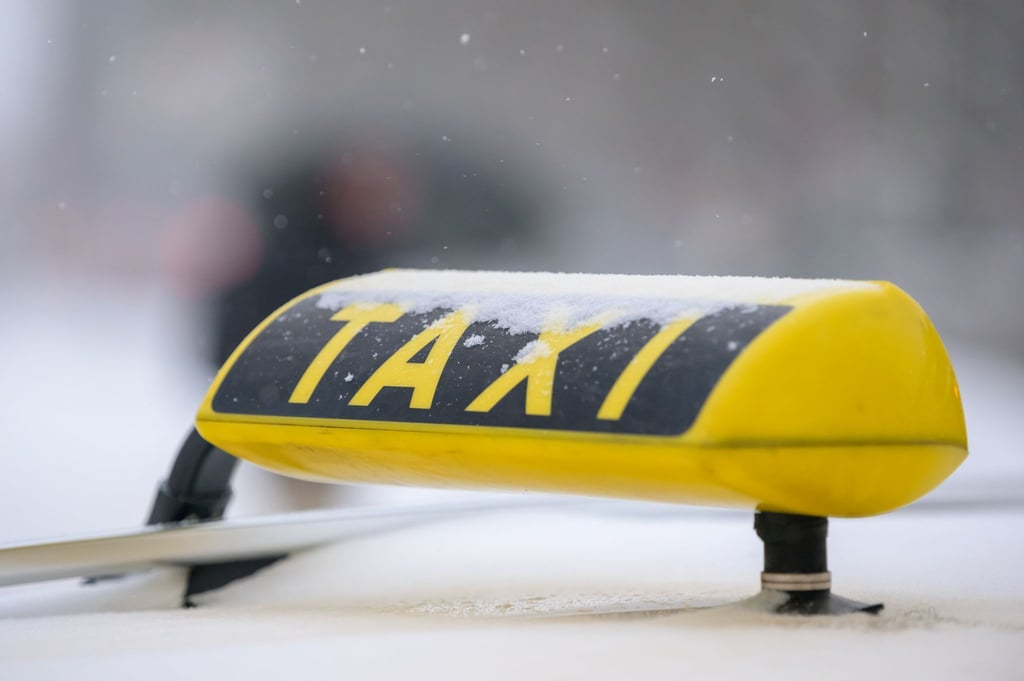 Einen 53-jährigen Taxifahrer wurde in Bremen im eigenen Auto überfallen. (Symbolbild)